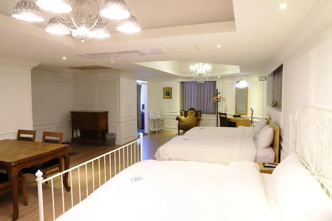 Hillside Hotel Busan 3*,